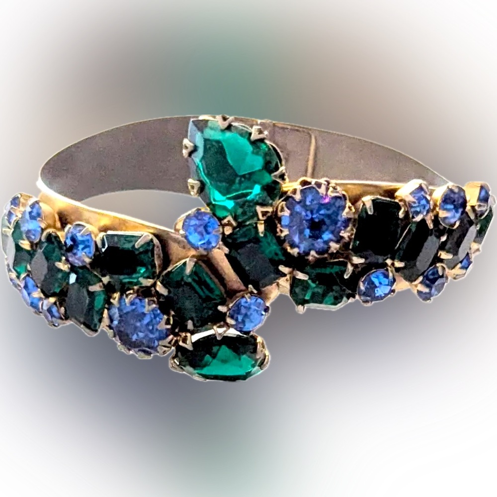 Vintage ALICE CAVINESS Emerald & Blue Glass Rhinestone Dogtooth Bypass Bracelet